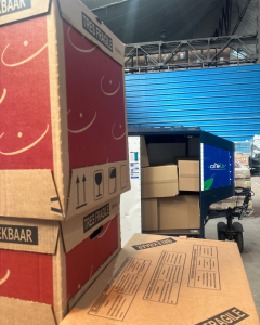Vélo cargo prêt à partir en livraison chargé de colis